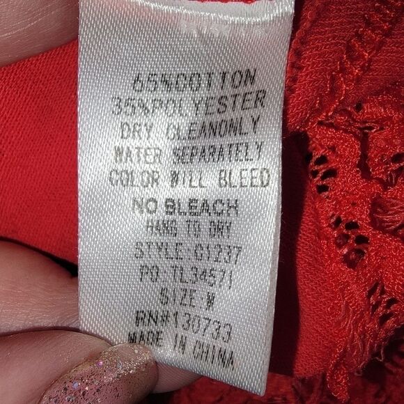 Umgee Red cold shoulder lace sleeve knot front top medium - Picture 7 of 7